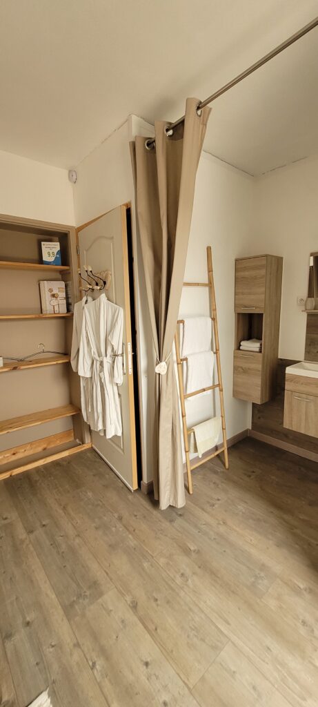 Salle de bain ouverte et wc indépendant