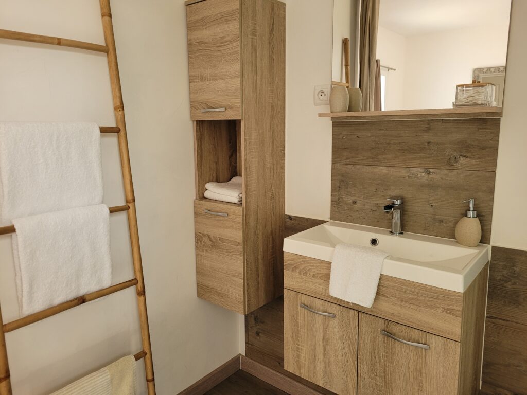 Salle de bain avec peignoirs et serviettes de bain