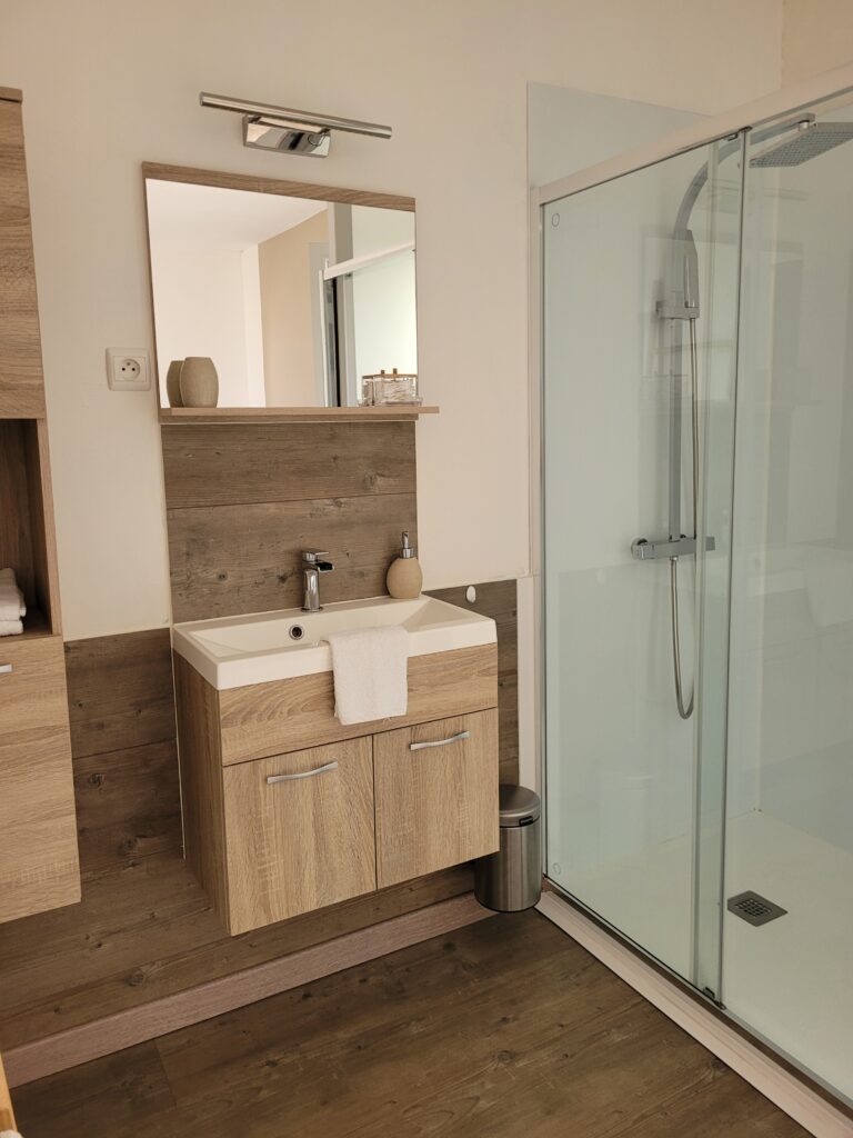 Salle de bain ouverte
Douche à l